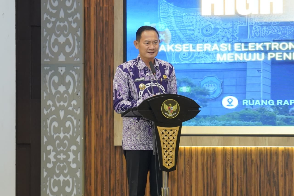 Bupati Yuhronur Efendi saat memberikan arahan dalam ETPD agar target Rp 1 Triliun bisa tercapai. SP/ MUHAJIRIN