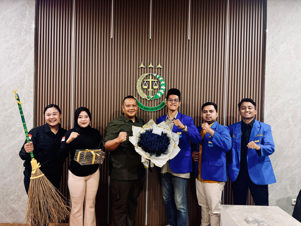 PMII Madiun hadiahi Kejaksaan Kabupaten Madiun sapu dan jebakan tikus sebagai simbol kritik dan pesan moral penegakan hukum di Indonesia. SP/Waf