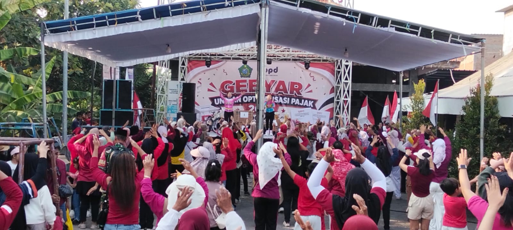 Ratusan warga saat mengikuti senam pagi di halaman kantor Desa Bogempinggir, pada acara Gebyar Undian Optimalisasi Pajak. SP/JUM