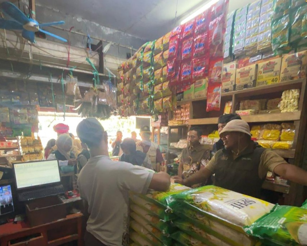 Tim gabungan Bulog bersama dengan dinas terkait Sidak ke pasar di Lamongan. SP/ MUHAJIRIN