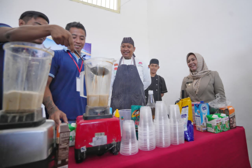 Wali Kota Mojokerto Ika Puspitasari, didampingi Kepala Lapas Kelas IIB Mojokerto Arifin Akhmad, meninjau pelatihan di Lapas Kelas IIB Mojokerto. SP/ DWI