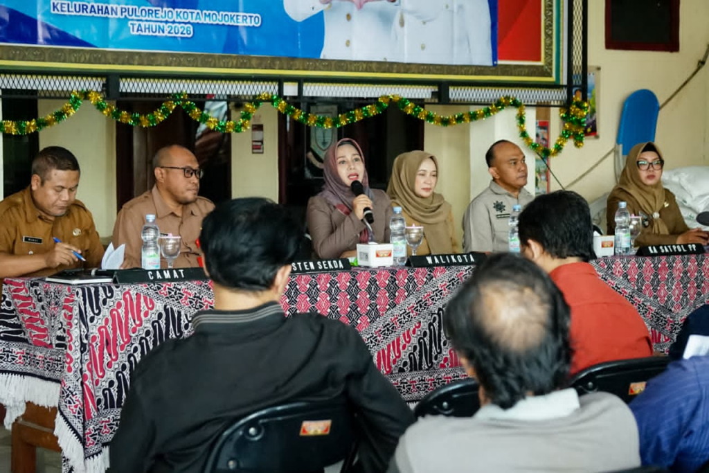 Wali Kota Mojokerto Ika Puspitasari saat memberikan penguatan peran RT/RW dan Satlinmas di Kelurahan Pulorejo, Kota Mojokerto, Selasa (8/9/2026). SP/DWI