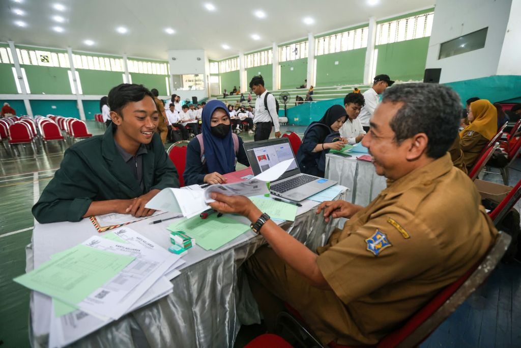 Pemerintah Kota (Pemkot) Surabaya kembali memberikan Bantuan Biaya Perkuliahan/Pendidikan bagi warga Surabaya.  SP/ Al qomaruddin