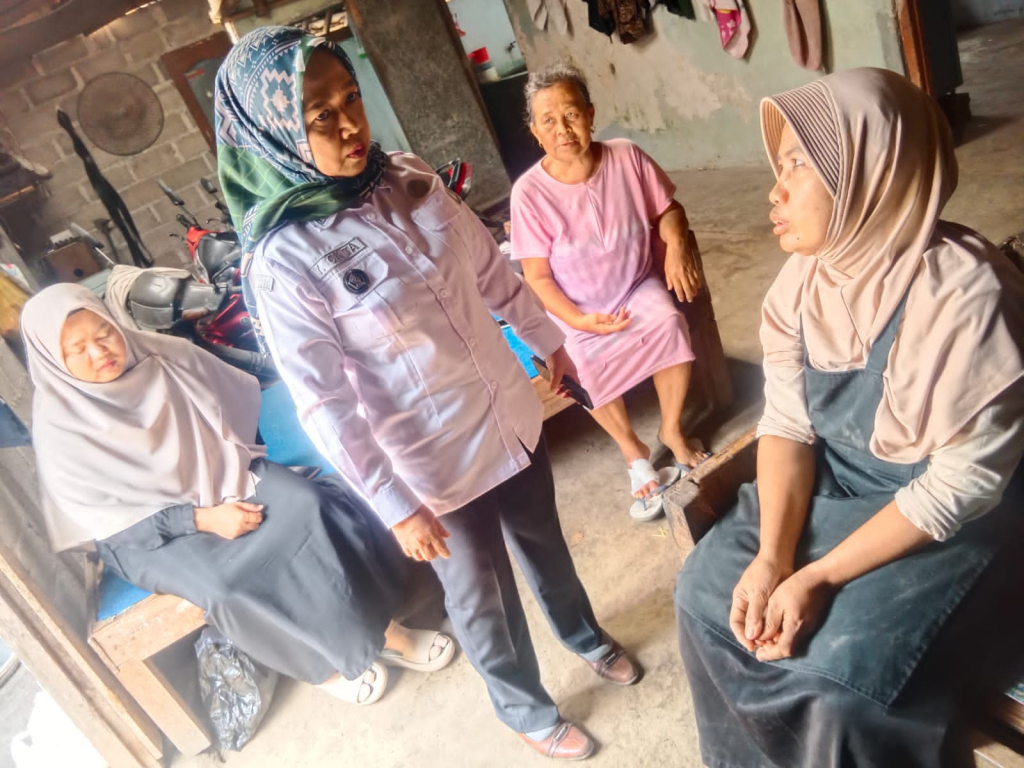 Bu Lurah saat di alog dng istri korban. SP/ Lestariono