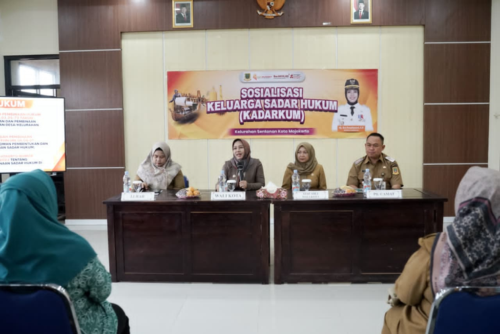 Ning Ita sapaan akrab wali kota saat melakukan pembinaan Kelurahan Sadar Hukum (Kadarkum) di Aula Kelurahan Sentanan. SP/ DWI
