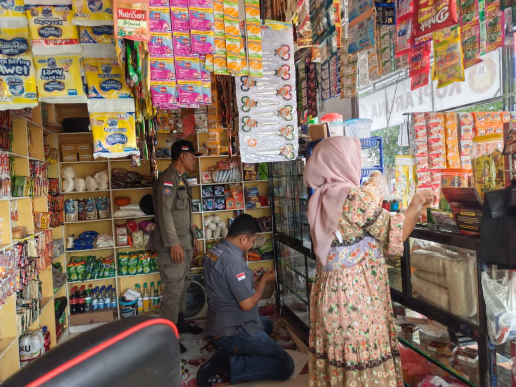 25 Personel gabungan dalam operasi peredaran rokok ilegal di kota Madiun. SP/WAF