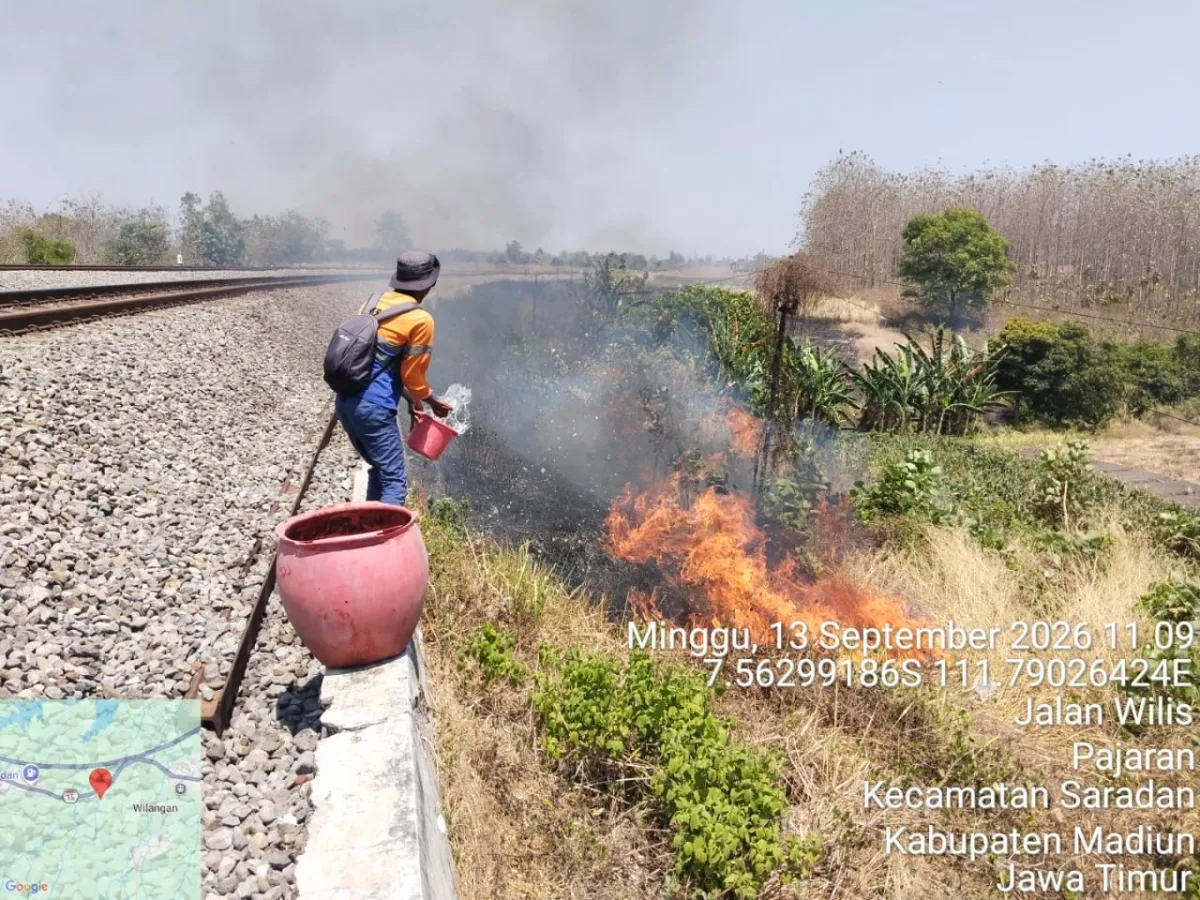 Semak-semak Kering dan Ilalang diBakar Warga di Sekitar Rel KA Ganggu Perjalanan Kereta Api