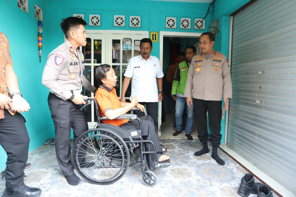 Tak Bisa Narik Ojol Usai Kecelakaan, Hasim Dapat Kursi Roda dan Modal Dagang dari Kapolres Gresik
