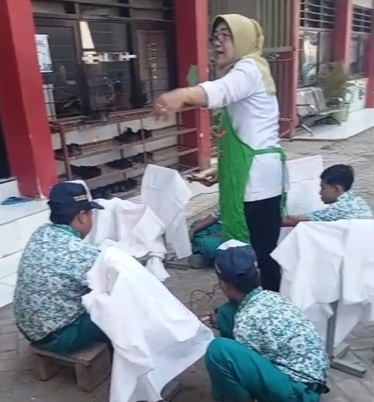 Patuhi Larangan ODL, Siswa SMPN 2 Tanggulangin Belajar Batik Tulis Khas Sidoarjo