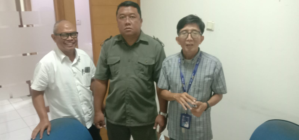 H. Syahruddin, S.H. (kanan) saat memberi keterangan pada wartawan.