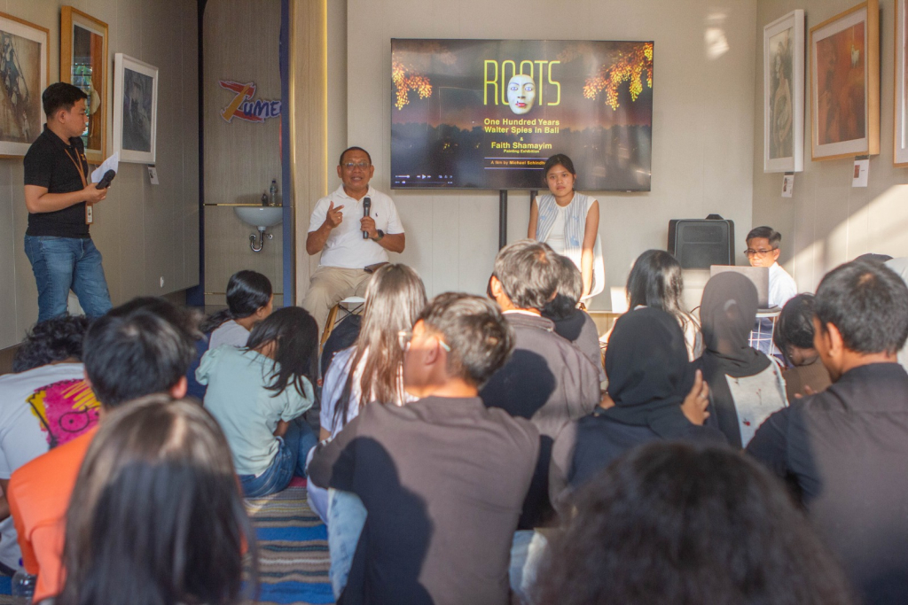 Suasana berbagi pengalaman dan diskusi setelah menonton pemutaran Film Roots di Zumen Art Studio Surabaya (6/9) yang rata-rata dihadiri kaum Gen Z. Foto dok. Zumen Art Studio Surabaya.