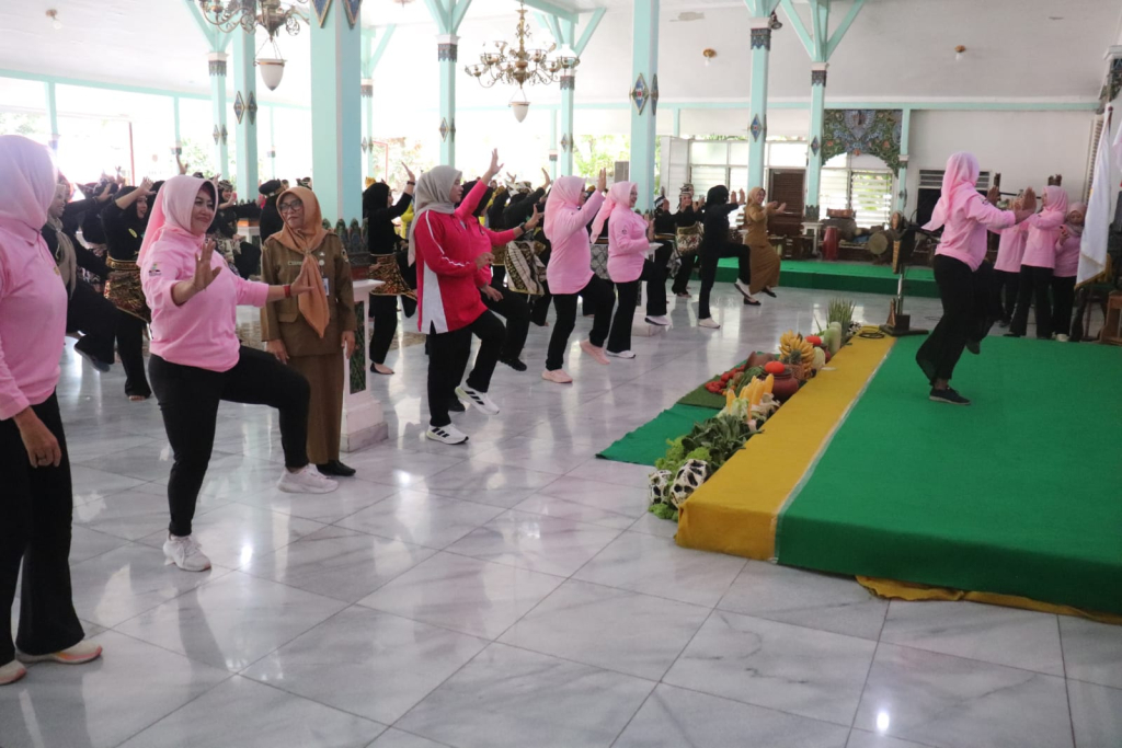 Lomba senam Kampung Pesilat Tahun 2026 di Pendopo Muda Graha, Madiun, Selasa (8/9/2026).