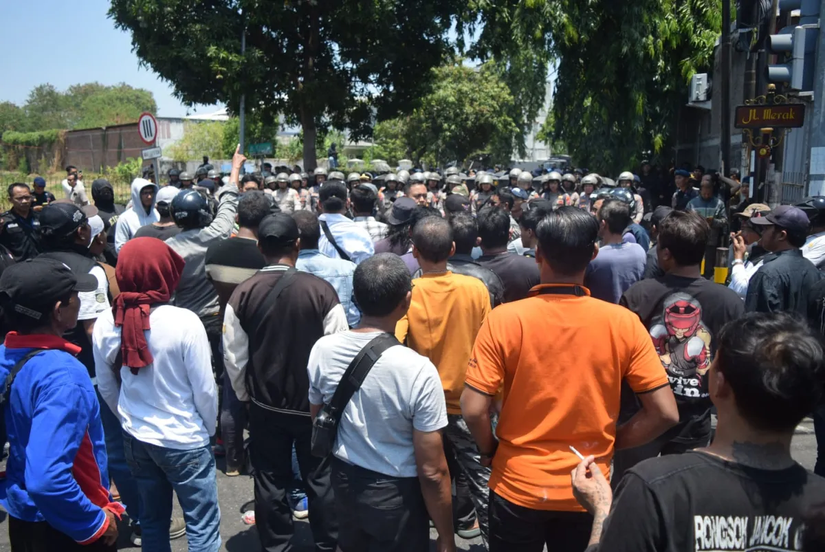 Massa yang Diduga Pesilat dan Polisi Saling Dorong di Jalan Merak, Kapolres Siap Pertemukan Dua Kubu PSHT