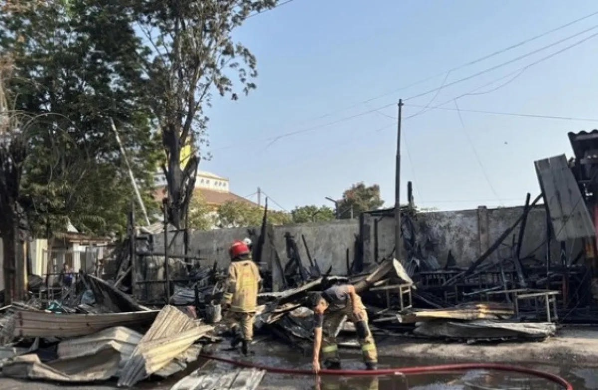 Diduga Kompor Menyala dan Ditinggal, 4 Warung di Jemur Andayani Ludes Terbakar