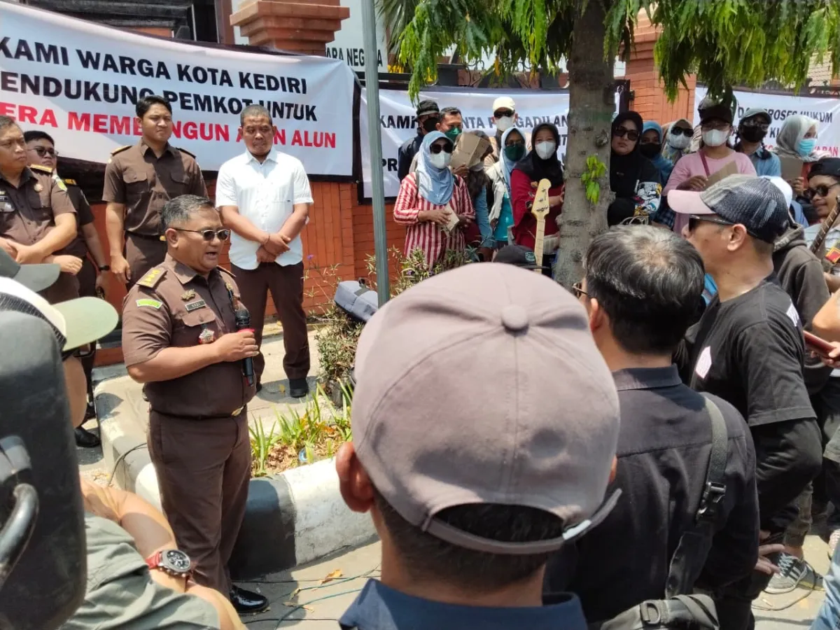 Puluhan Massa Desak Kejari Kota Kediri Usut Dugaan Jual Beli Kios dan Mangkraknya Alun-Alun