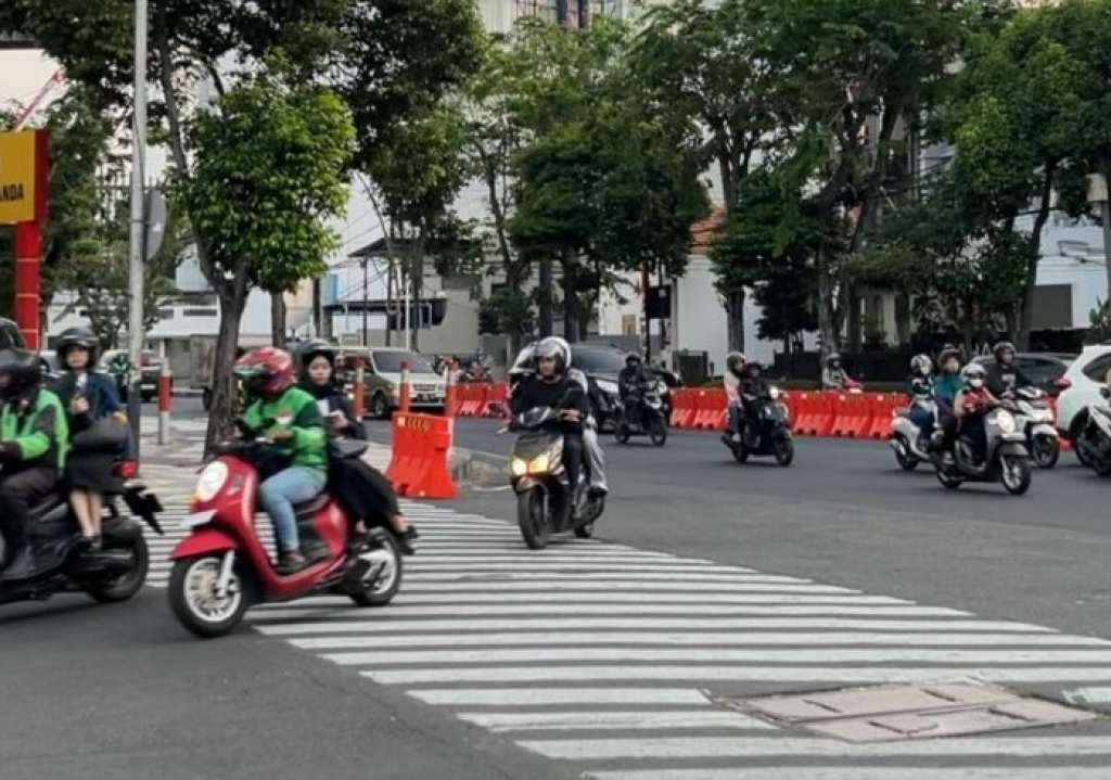 Uji coba rekayasa lalu lintas berlaku satu arah di Jalan Embong Gayam kendaraan bisa melintas dari Jalan Panglima Sudirman ke Jalan Basuki Rahmat Surabaya. SP/SBY