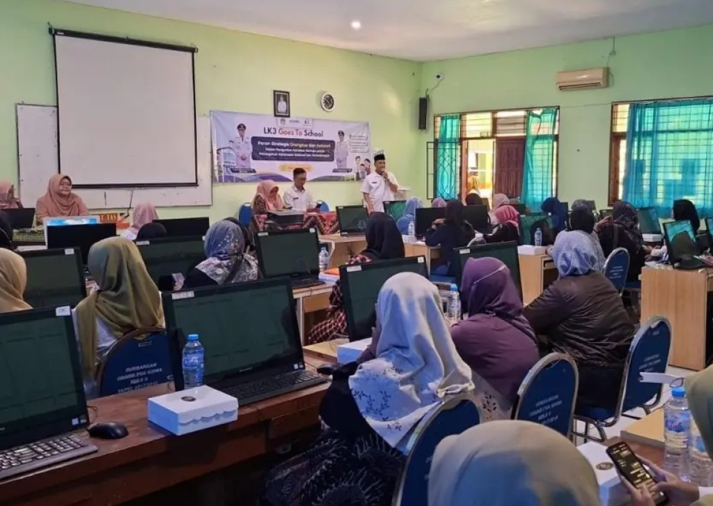 Lembaga Konsultasi Kesejahteraan Keluarga (LK3) Dinas Sosial (Dinsos) Gresik melakukan edukasi pencegahan HIV di sekolah. SP/ GRS