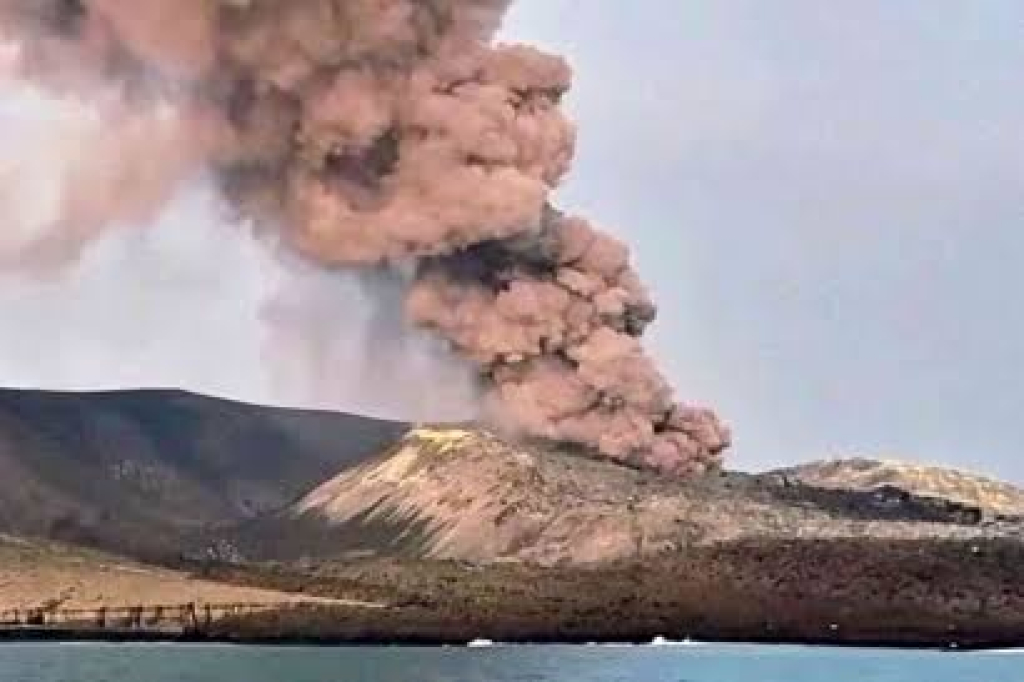 Gunung Anak Krakatau erupsi dengan menyemburkan abu vulkanik yang diduga sampai ke Kota Bandarlampung. Minggu (6/9/2026).