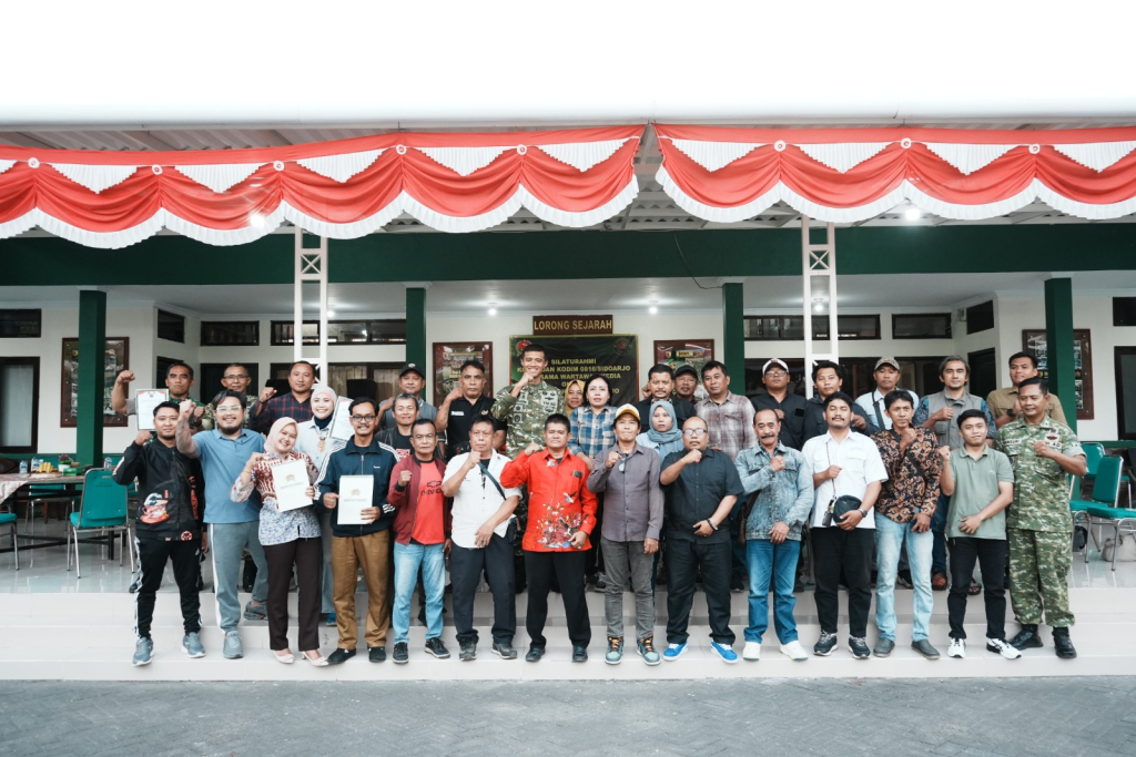Komandan Kodim 0816/ Sidoarjo yang baru Letkol Inf. Abraham Prihadi, S.H., M.H. Berpose bersama awak media dan konten kreator depan lobby Makodim. SP/HIKMAH