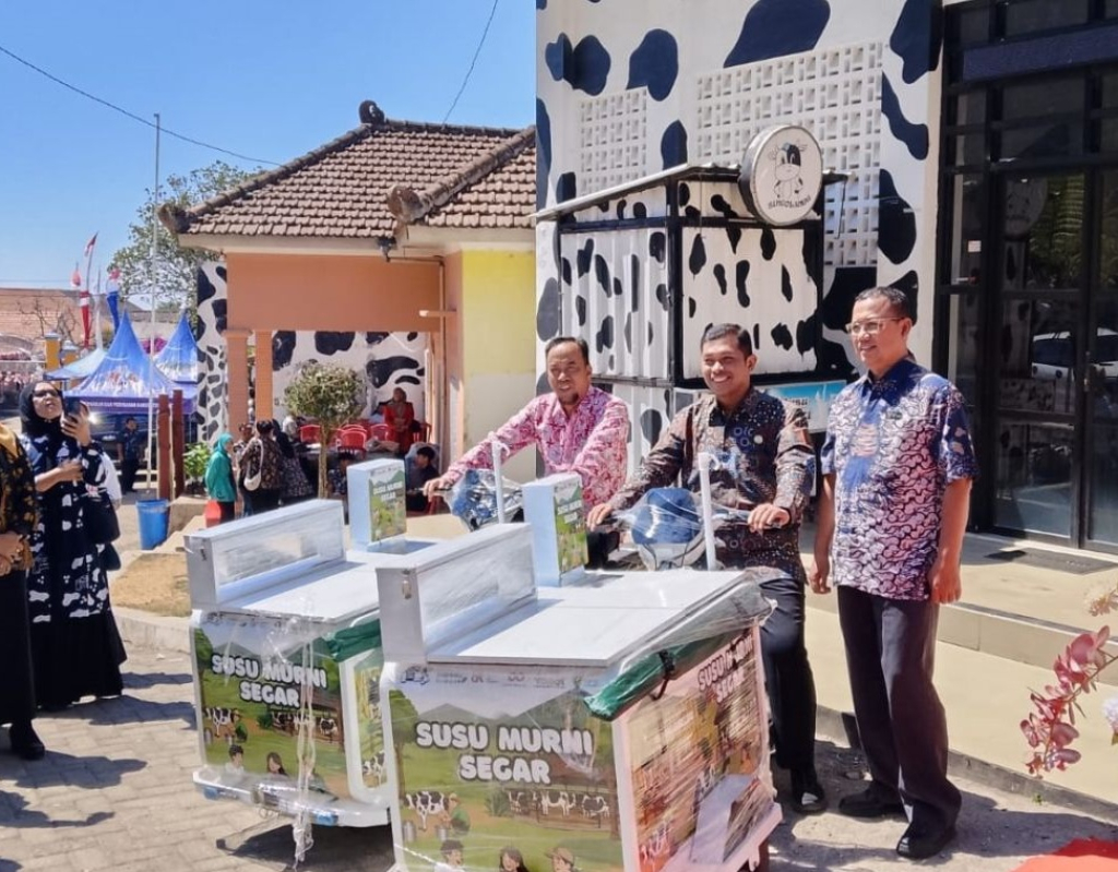 Wakil Bupati Magetan Suyatni Priasmoro meluncurkan program Pemberdayaan Ekonomi Kampung Susu Lawu Singolangu. SP/ MGT