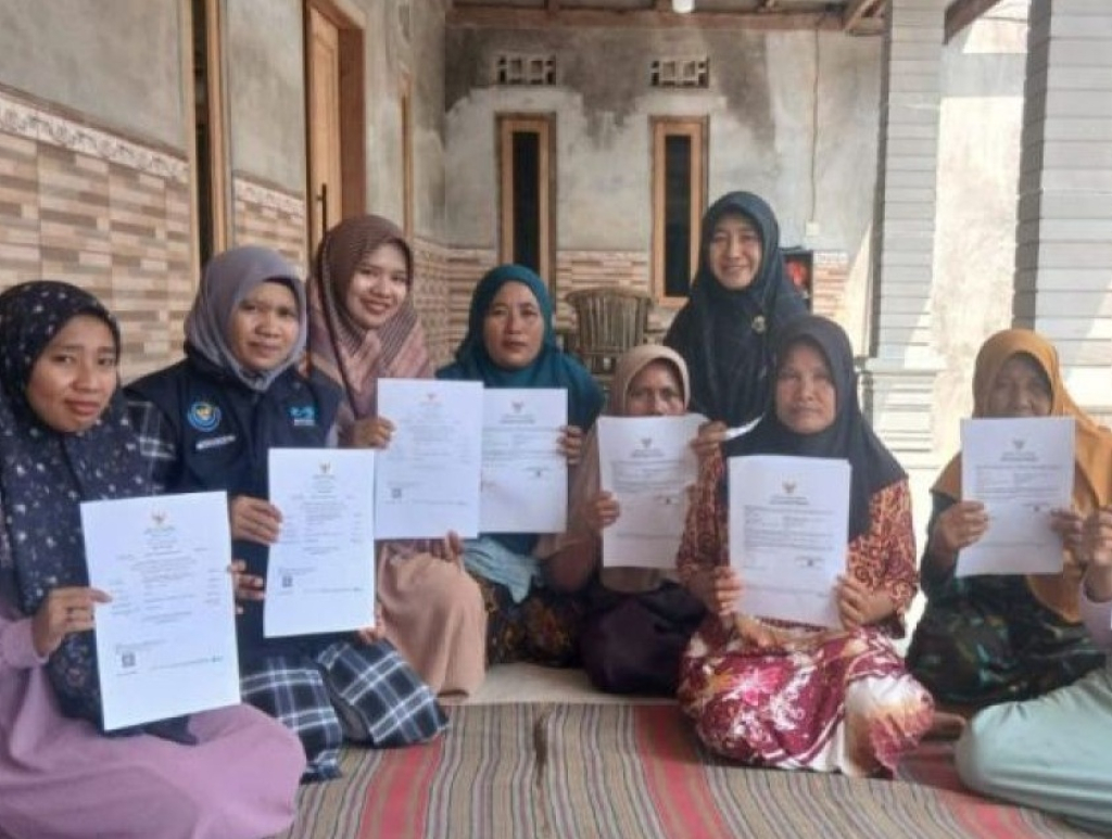 Sejumlah pelaku usaha perikanan di Kabupaten Pamekasan menunjukkan telah mengantongi sertifikat halal dari usaha yang mereka kelola. SP/PMK
