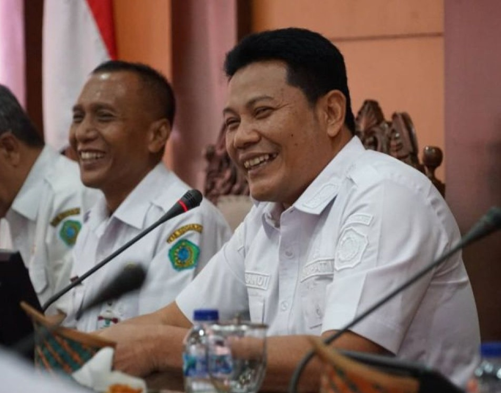 Bupati Sidoarjo, Subandi (kanan) memimpin rapat koordinasi bersama kades di kecamatan Candi dan Tanggulangin, Ops Room Pemkab Sidoarjo. SP/SDA