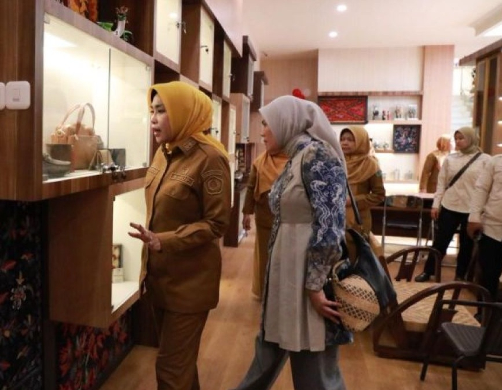 Wakil Bupati Sidoarjo Mimik Idayana (kiri) menunjukkan karya-karya UMKM Sidoarjo kepada Wakil Wali Kota Banjarmasin Ananda Krista Algani (kanan) di Sidoarjo. SP/SDA