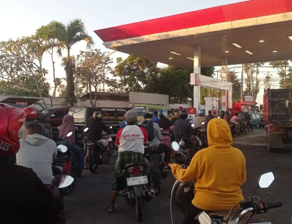 Antrean kendaraan untuk mendapatkan BBM di stasiun pengisian bahan bakar umum (SPBU) Jember. SP/ JBR