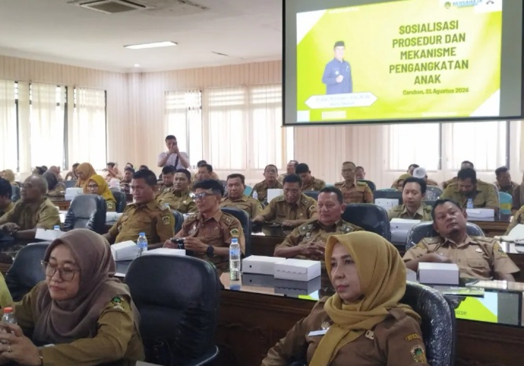 Kades dan camat mengikuti materi sosialisasi adopsi oleh Bupati Madiun. SP/MDN