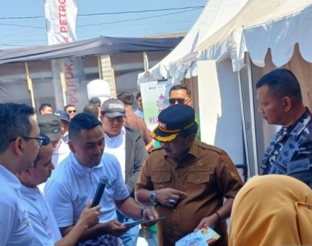 Bupati Nganjuk Marhaen Djumadi (dua dari kanan) dalam pendampingan petani bawang merah "Pestani Bawang Merah Nyawiji" di Nganjuk. SP/ NGJ