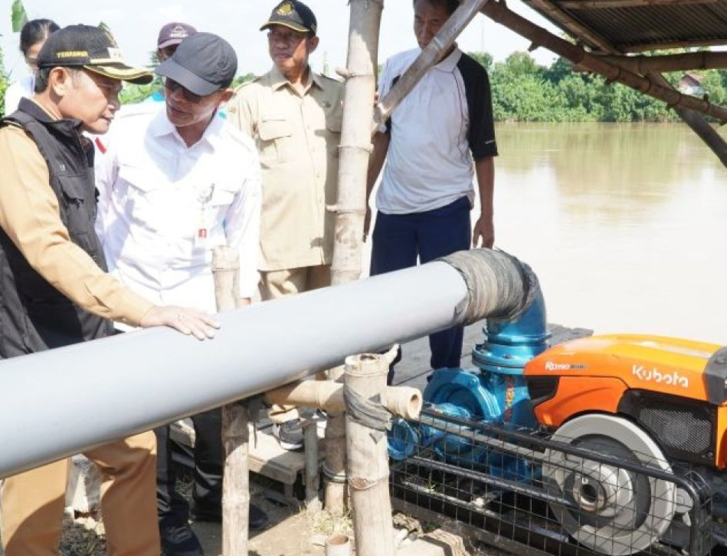 Bupati Lamongan Yuhronur Efendi meninjau pompa pengairan sebagai bagian dari upaya menjaga ketersediaan air untuk sektor pertanian di Lamongan. SP/LMG