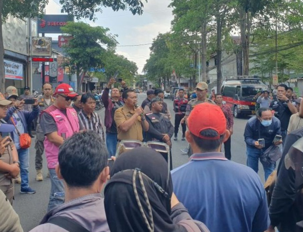 Sejumlah warga yang tergabung dalam Laskar 212 Rakyat Makmur Sejahtera menyampaikan aspirasi terkait percepatan penanganan jalan lingkar Waduk Wonorejo di Kantor Pemkab Tulungagung. SP/TLG