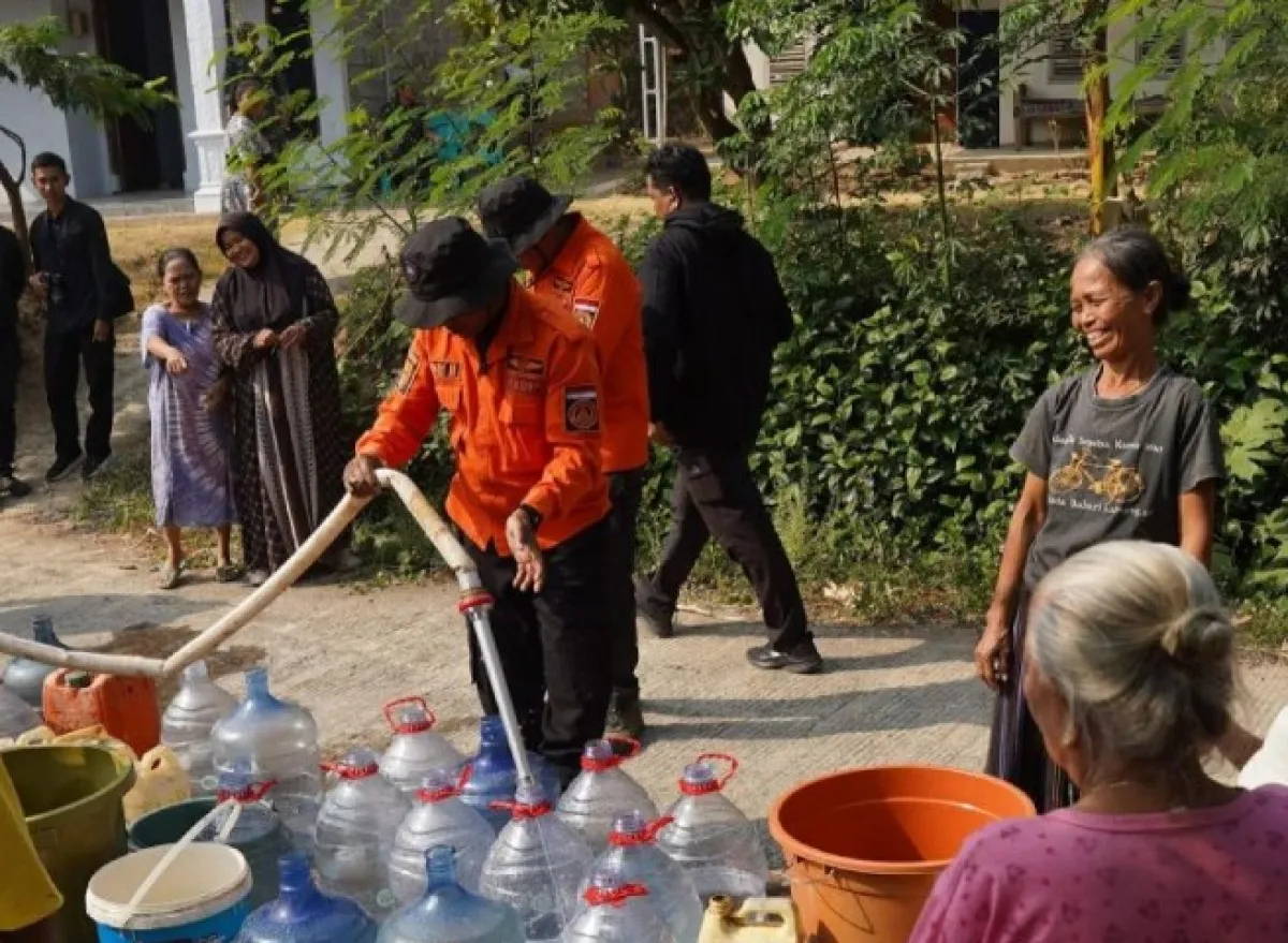 Terdampak Kekeringan, Pemkab Kediri Salurkan 15.000 Liter Air Bersih ke Desa Surat
