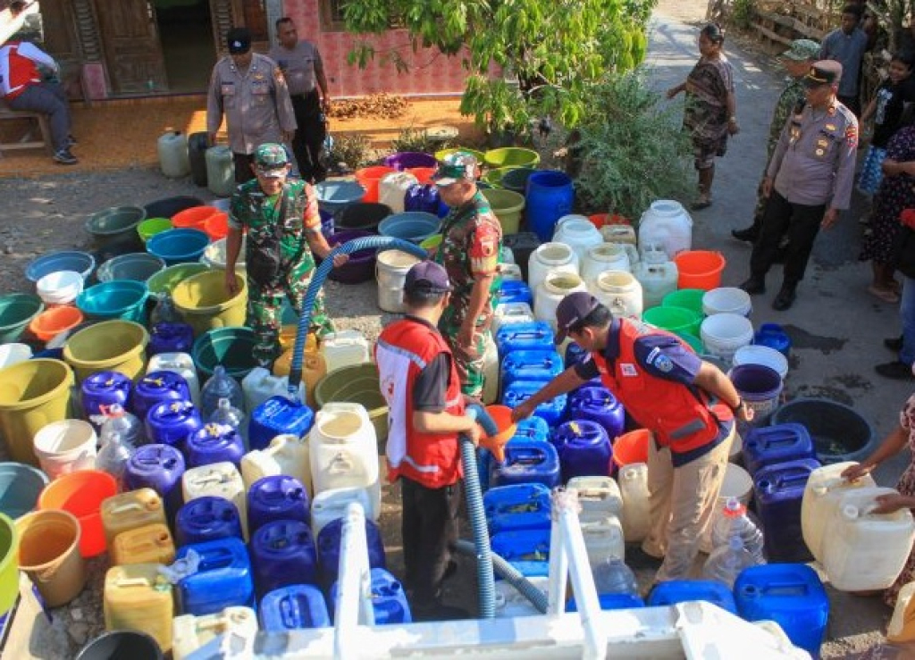 Warga Dusun Sokaan Barat, Desa Gunung Putri, Kecamatan Suboh, Situbondo, Jawa Timur, antre air bantuan pemerintah daerah. SP/STB