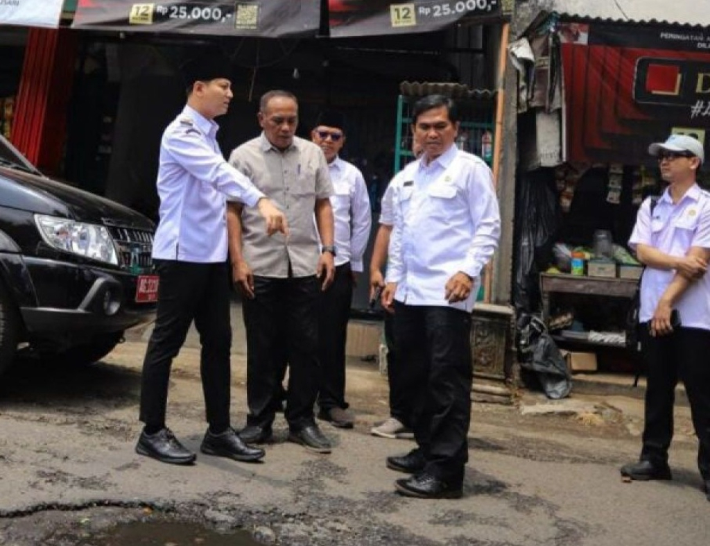 Bupati Trenggalek Mochamad Nur Arifin meninjau kondisi ruas Jalan Krandekan-Gandusari, di Desa Krandekan, Kecamatan Gandusari, Trenggalek. SP/TRG