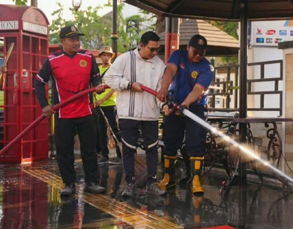 Pelaksana Tugas Wali Kota Madiun Bagus Panuntun (tengah) memimpin kerja bakti Jumat Bersih guna mendukung program Indonesia ASRI di kawasan Pahlawan Street Center (PSC) Madiun. SP/ MDN