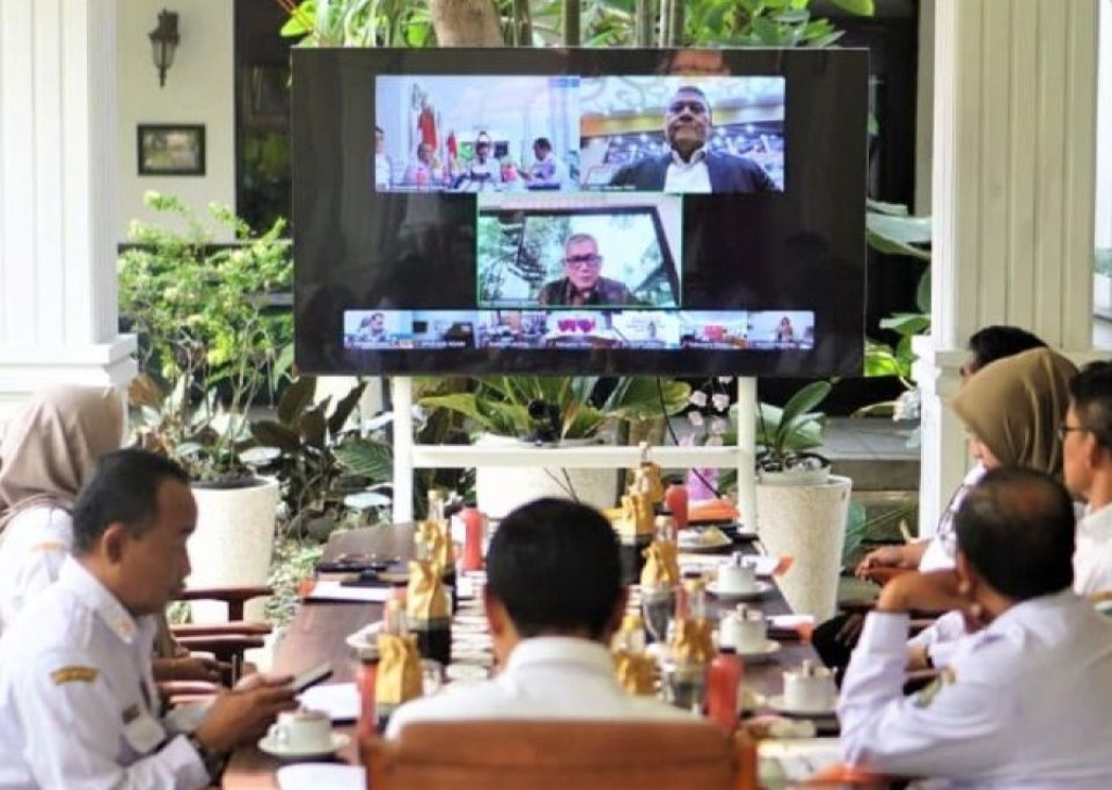 Plt Wali Kota Madiun Bagus Panuntun bersama jajaran mengikuti rakor dengan tim Komisi II DPR RI yang digelar secara daring dari Balai Kota Madiun. SP/ MDN