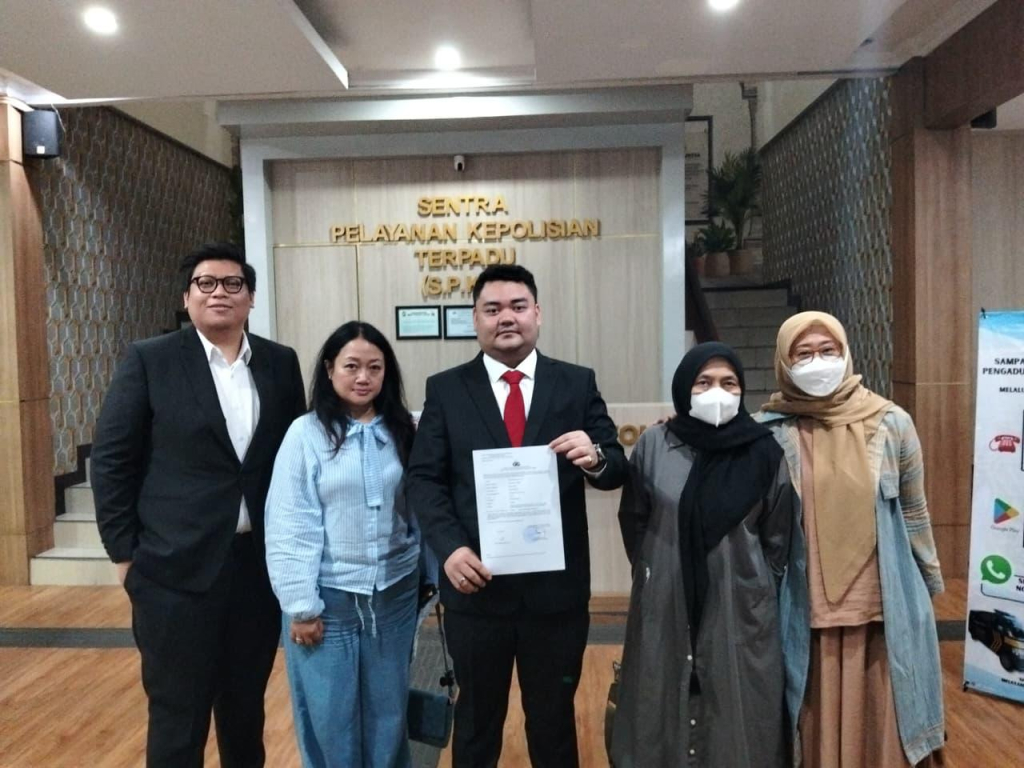 Ketiga korban resmi melaporkan pemilik Arien Konveksi ke Polda Jatim didampingi tim kuasa hukum dari Law Office Kevin Kusuma&Partner