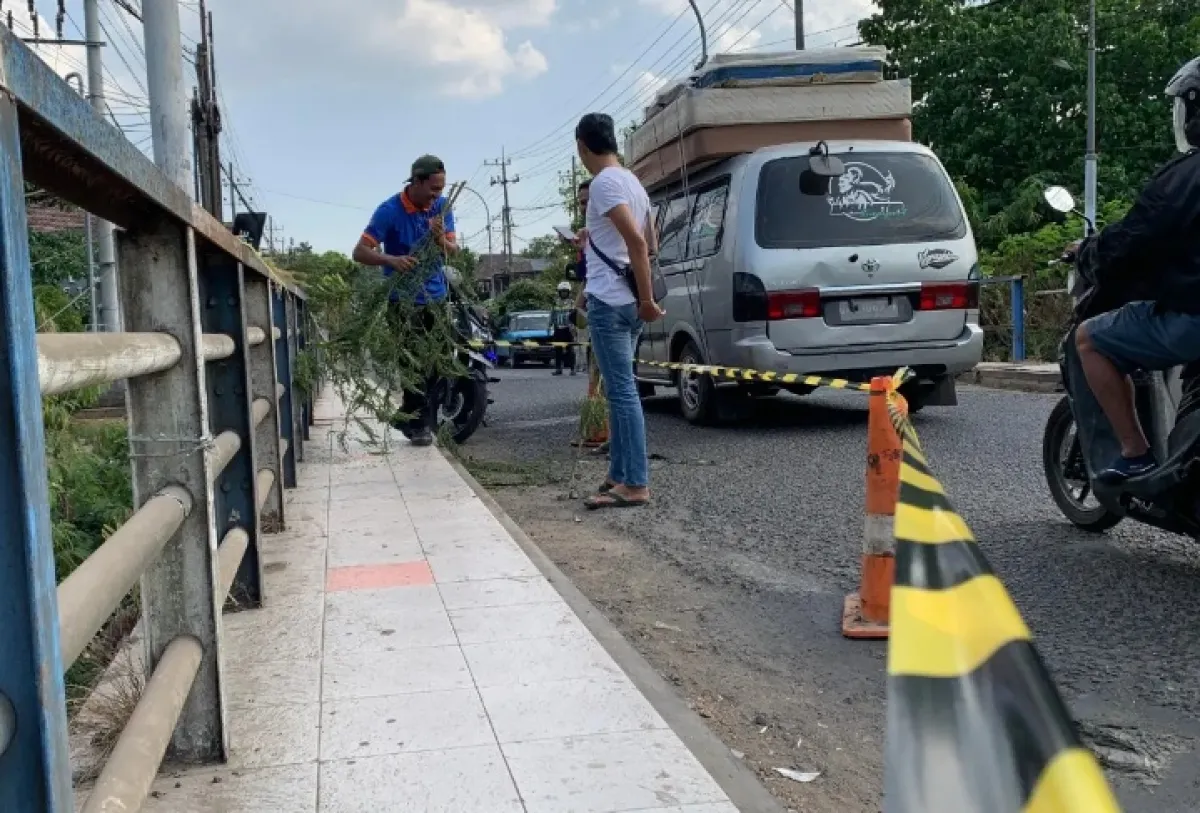 Portal Jembatan Koncer Bondowoso Dipasang Lagi, Truk Besar Tak Boleh Lewat