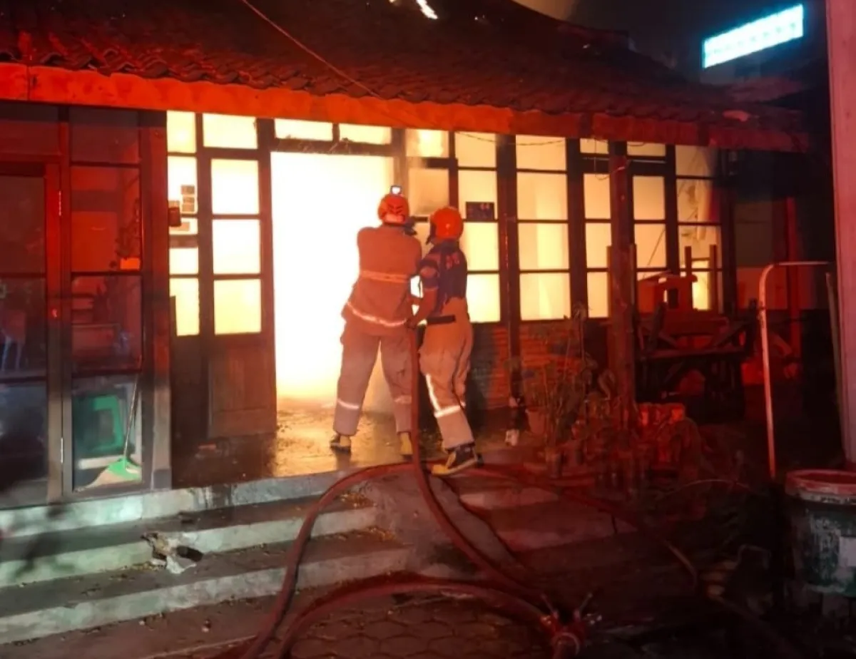 Akibat Konsleting Listrik, Rumah di Jalan Semeru Kota Blitar Ludes Terbakar