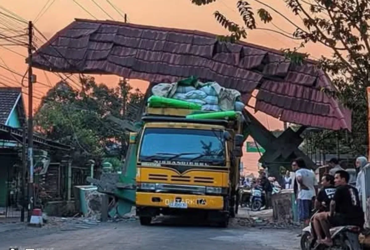 Melebihi Batas Tinggi Muatan, Sebuah Truk Menabrak Gapura di Blitar