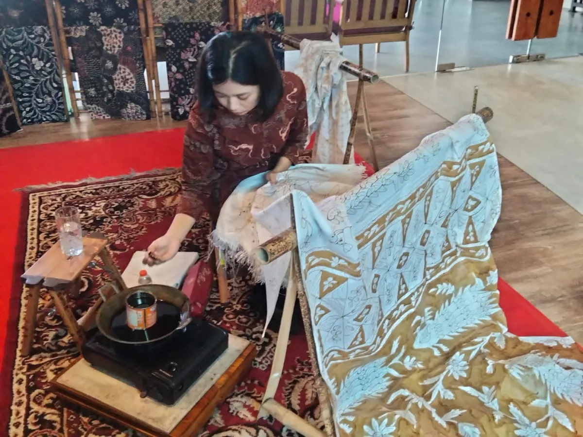 Pengunjung Diajak Membatik Langsung di Fave Hotel Sidoarjo