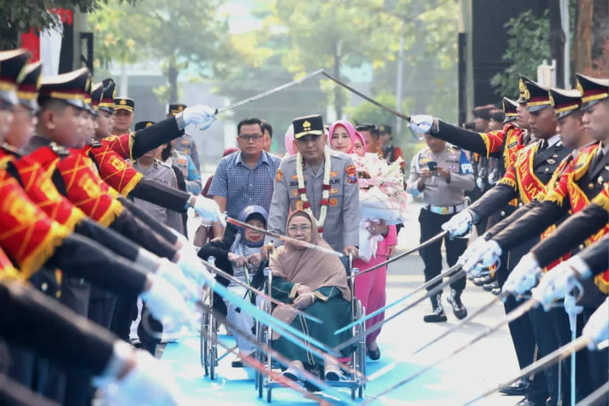 Penyambutan Kapolda Jatim Baru Irjen Pol Dekananto Eko Purwono bersama Ibunya di Sambut Pedang Pora