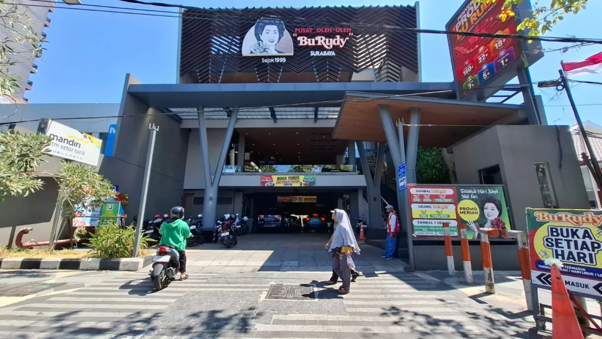 Menyambung Hidup Ratusan UMKM: Cerita di Balik Rak Oleh-Oleh Bu Rudy