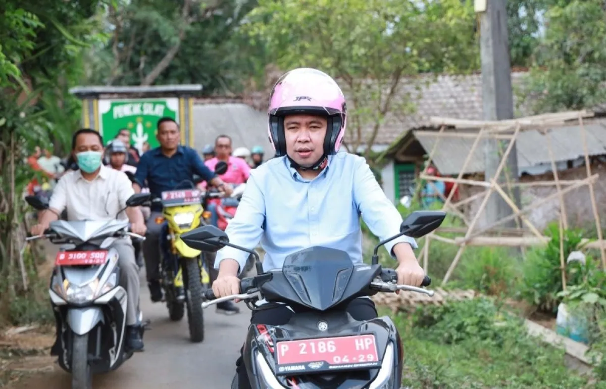 Naik Motor Antar Homecare ke Jelbuk, Gus Fawait Temui Nenek 86 Tahun Hidup Sendiri