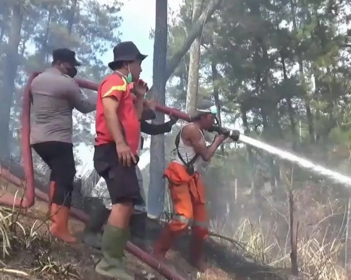 Akses Warga Terputus Buntut Karhutla Gunung Butak Belum Padam Sepekan