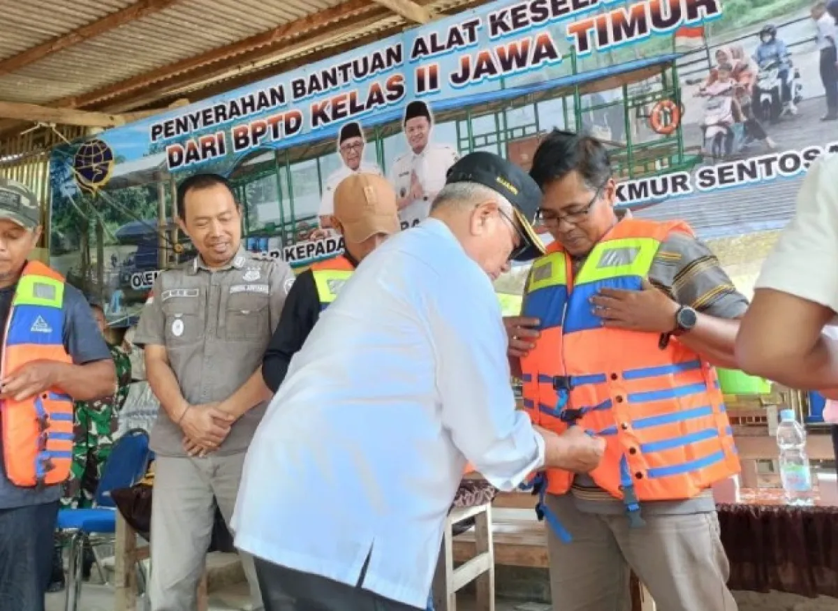 Tekan Risiko Kecelakaan di Perairan, Pemkab Blitar Salurkan 444 Unit Life Jacket
