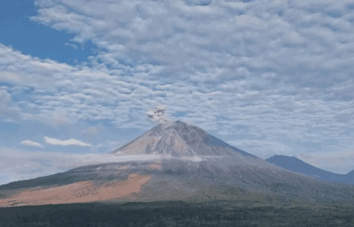 Semeru Kembali Erupsi hingga Cuaca Hujan Rintik, Pendakian Ditutup Total