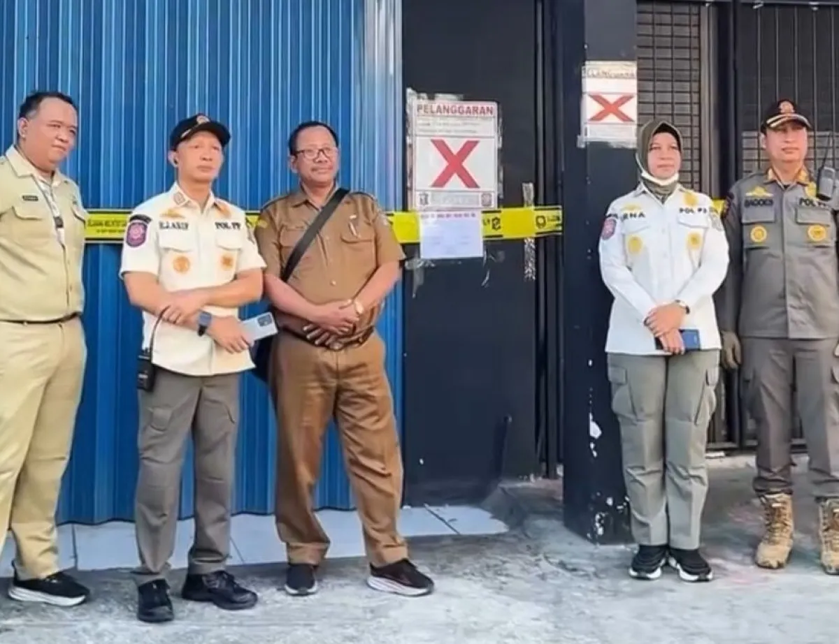 Cegah Anak dan Remaja Terpapar Mihol, Satpol PP Surabaya Segel Toko di Wonokromo
