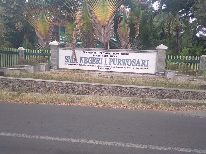 SMA Negeri 1 Purwosari yang diduga mewajibkan walimurid membeli seragam sekolah jutaan rupiah. SP/Her